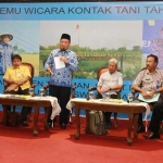 Bupati Fadeli (berdiri) dalam acara Temu Wicara Kontak Tani Tahun 2018 di Pendopo Lokatantra.