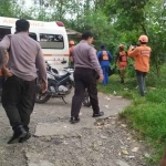 Petugas saat mengevakuasi jenazah yang terseret arus di Sungai Brantas. Foto: Ist