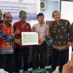 Direktur PD BPR Gresik Alkusani menyerahkan CSR. foto: Syuhud/ bangsaonline.com