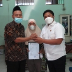 Ketua DPC Partai Demokrat Sidoarjo Zahlul Yussar (kanan) saat bersalaman dengan Kepala Sekolah SMP Plus Sabilur Rosyad. Sedangkan Nazwa Ramadani tampak memegang ijazahnya.