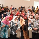 Arumi Bachsin, Ketua Dekranasda Prov. Jatim saat membuka Workshop TIK Bagi Anggota Dekranasda Prov. Jatim dan Komunitas Online Marketing di Hotel Dafam Pacific Caesar, Surabaya. foto: ist