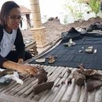 Tim Balai Pelestari Cagar Budaya (BPCB) Trowulan sedang meneliti benda benda Cagar Budaya yang ditemukan di lokasi. foto rony suhartomo/ BANGSAONLINE