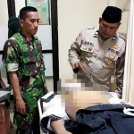 Jenazah korban saat hendak diperiksa oleh tim medis. 