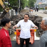 Wali Kota Surabaya, Eri Cahyadi, saat meninjau pengerjaan saluran di Jalan Panglima Sudirman.