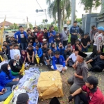 Ratusan massa mahasiswa yang menggelar aksi saat ditemui Ketua DPRD Tuban