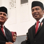 Presiden Joko Widodo mengucapkan selamat kepada Firli Bahuri usai dilantik sebagai ketua KPK di istana presiden Jakarta, Jumat (20/12/2019). Foto: Antara/detik.com