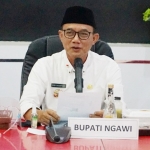 Bupati Ngawi saat menjelaskan larangan sekolah menggelar belajar tatap muka langsung.