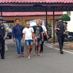 Para pelaku digiring di Polres Blitar.