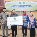 Kepala Kantor Kemenag Kota Batu dan Kepala Kesbangpol Pemkot Batu saat mendampingi Kades Mojorejo di Gedung Negara Grahadi Surabaya.