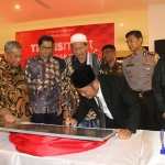 Gerai Transmart saat diresmikan langsung oleh Bupati Sidoarjo, H. Saiful Ilah, didamping oleh Wakil Bupati, ulama terkemuka KH Ali Masyhuri (Gus Ali) dan Komisaris Utama Bank Mega Syariah M Nuh.