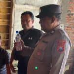 Anggota Polsek Karangjati saat menggerebek lokasi yang akan digelarnya pesta miras.
