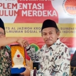 Ketua Umum PISHI, Wadji, saat menyerahkan cendera mata kepada Ketua Yayasan Pendidikan dan Sosial Al Jaziroh Raas Sumenep, Imam Kafrowi.