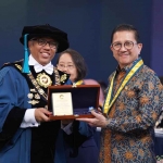 Presdir PTFI Tony Wenas (kanan) menerima penghargaan Ganesa Wirya Jasa Adiutama dari Rektor ITB Prof. Tatacipta Dirgantara. (Ist)