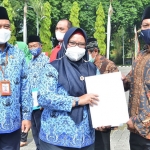 Wakil Bupati Gresik, Aminatun Habibah, saat memberi penghargaan ketika upacara HUT ke-50 Korpri. Foto: SYUHUD/BANGSAONLINE