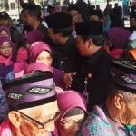 Jamaah haji Gresik saat diberangkatkan oleh Bupati Sambari dan Wabup Moh Qosim. foto: SYUHUD/ BANGSAONLINE