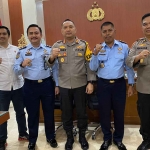 Keterangan foto dari kiri ke kanan: Kasatreskrim Polres Kediri Kota, AKP Tomy Prambana; Kepala KPLP, Galih; Kapolres Kediri Kota, AKBP Teddy Chandra; Kepala Lapas Kediri, M. Hanafi; dan Kabag Ops Polres Kediri Kota, Kompol Abraham Sisik.