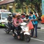 BERBAGI: Pengurus KNPI Sidoarjo saat membagikan takjil gratis di depan Pendopo Delta Wibawa Sidoarjo, Minggu (3/7) sore. foto: MUSTAIN/ BANGSAONLINE