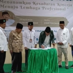 Sejumlah pihak dari STKIP PGRI Bangkalan dan PCNU setempat saat menandatangani MoU terkait jalur khusus untuk Nahdliyin.