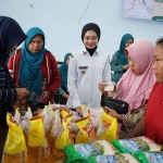 Wali Kota Kediri saat berdialog dengan warga yang berbelanja di GPM