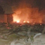 Api yang melalap Asrama Dinas Angkutan Sungai Danau dan Penyeberangan di Jl. Raya Kamal (Kp. Demangan), Kamis (18/07/2019).