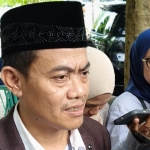 Juru Bicara Ponpes Lirboyo, H.M. Abdul Muid Shohib, yang akrab disapa Gus Muid saat memberi keterangan kepada wartawan. Foto: MUJI HARJITA/ BANGSAONLINE
