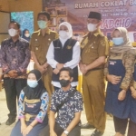 Gubernur Jawa Timur Khofifah Indar Parawansa foto bersama dengan karyawan rumah coklat.
