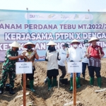 Bupati Ikfina bersama Kepala PTPN X Tuhu Bangun, Asisten Perdata dan Tata Usaha Negara (Asdatun) I Putu Gede Astawa, dan Forkompimda Kabupaten Mojokerto saat melakukan prosesi tanam tebu.