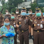 Didampingi Kajati Jatim M. Dofir dan jajaran petinggi lainnya, Amir Yanto membagikan 10.000 masker dan face shield.