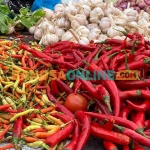 Simak daftar lengkap harga sembako Surabaya hari ini. Foto: Bangsaonline.