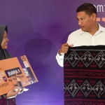 Wali Kota Kediri Abdullah Abu Bakar berbincang dengan salah satu juara lomba sambil memegangi tenun ikat karya peserta. Foto: Ist.