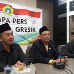 Pimpinan DPRD dan alat kelengkapan ketika memberikan keterangan pers, Senin (13/5). foto: SYUHUD/ BANGSAONLINE