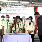 Wali Kota Kediri Abdullah Abu Bakar (baju gelap) bersama Pemuda dan Pemudi Katolik Kota Kediri. (foto: ist)