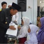 Bupati Sambari ketika memberikan santunan terhadap yatim piatu. foto: SYUHUD/ BANGSAONLINE