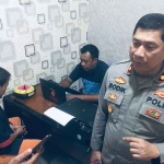 Saiful Anam (26) warga Rusun Sumbo, Simokerto,  Pelaku pencurian uang Pusat Oleh-oleh Bu Rudy saat diperiksa Kapolsek Gubeng, Rabu (18/1/2023).