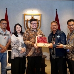 Bupati Kediri Hanindhito Himawan Pramana dan istrinya Eriani Annisa Hanindhito bersama perwakilan Guru SMAN 82 Jakarta. (Ist).