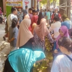 Antrean warga di salah satu pangkalan LPG di Kabupaten Tuban