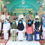 Kapolres Pasuruan AKBP Rofiq Ripto Himawan beserta jajaran foto bersama anak-anak yatim.