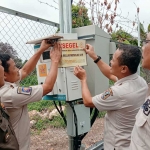 Satpol PP Tuban saat menyegel dua tower tak berizin di Kecamatan Semanding.