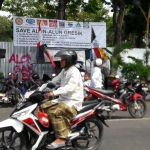 PKL tetap berjualan di tengah Alun-Alun meski sudah dipagari seng. foto: SYUHUD/ BANGSAONLINE