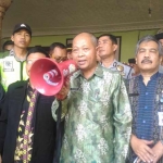 Tri Suharno, Ketua MKKS (Musyawarah Kerja Kepala Sekolah) SMAN Malang saat mengumumkan pencopotan Kepsek SMAN 2 Malang.