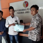 Matra Jatim melaporkan kejanggalan ijazah Gus Ipul ke Bawaslu Jatim.  foto: DIDI ROSADI/ BANGSAONLINE 