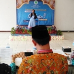 Salah seorang peserta pidato mengekspresikan dakwahnya di hadapan tim juri di lantai 2 Imperial gedung Kartini Malang, Ahad (15/09). foto: IWAN IRAWAN/ BANGSAONLINE