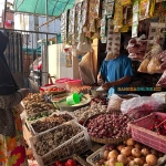 Salah satu pedagang di Pasar Baru Tuban. Foto: Sulthon/Bangsaonline.