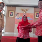 Wali Kota Masud Yunus dan Nyonya ketika menyerahkan penghargaan dan bantuan kepada Tita Rahayu. foto: YUDI EP/ BANGSAONLINE