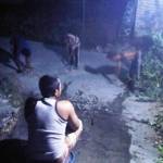 GOTONG ROYONG - Warga bergotong-royong memerbaiki ruas jalan yang rusak. Foto : bahri/BangsaOnline