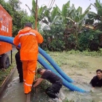 BPBD Tuban saat mengerahkan mesin pompa air untuk menyedot genangan air