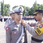 Kapolres Situbondo AKBP Dwi Sumrahadi Rakhmanto menyematkan pita secara simbolis petugas pengamanan arus mudik dan balik Lebaran 2024. Foto: Humas Polres Situbondo