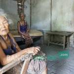 Nenek Nenek Sijah dan Nenek Wiji saat ditemui di rumahnya, Kamis (11/8).
foto:  RONY S/ BANGSAONLINE 