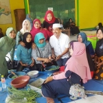 Gus Syaf di dapur umum korban banjir Desa Jatigedong, Ploso, Jombang. Foto: BANGSAONLINE