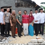 Bupati, Kajari, Dandim, Kapolres dan Sekda saat peletakan batu pertama rumah tak layak huni. Foto: SYUHUD A/BANGSAONLINE.